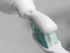 Zahnpaste auf einer Zahnbrste