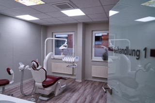 Moderne Behandlungsräume & Geräte Eingang zu Behandlungsraum 1